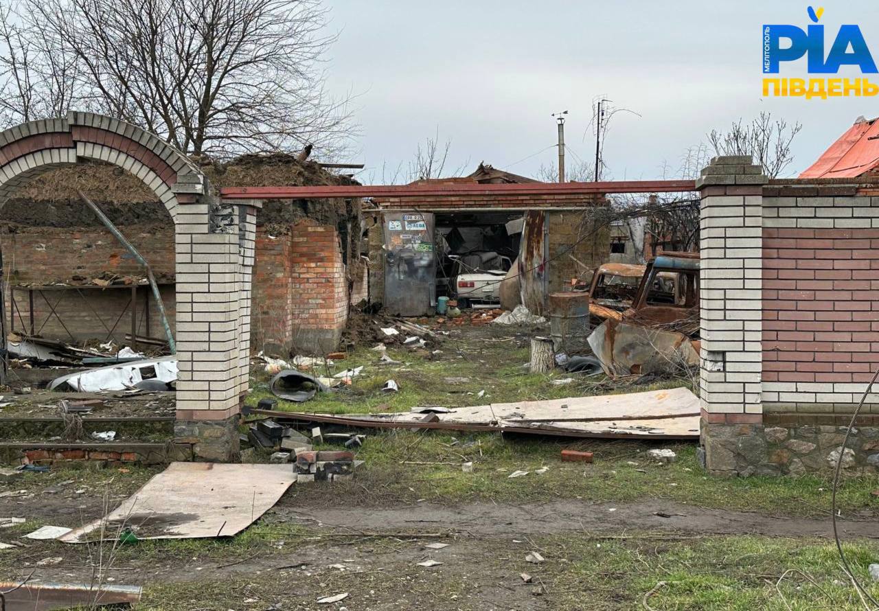 Жители Орехова Запорожской области, который враг обстреливает всеми видами оружия, сутками живут в подвалах. 55